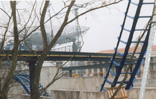 janvier , la 2eme descente , les rails passent sous le grand monorail  pour remonter avant de lacher les embarcations dans l'eau